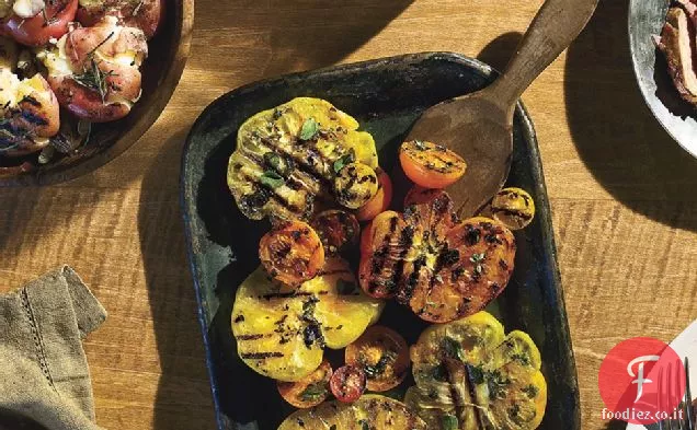 Pomodori Heirloom carbonizzati con erbe fresche