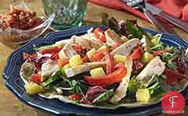 Insalata di pollo alla griglia su tortillas croccanti
