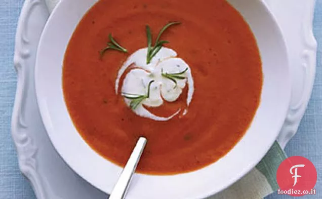 Zuppa di pomodoro refrigerata con dragoncello crème fraîche