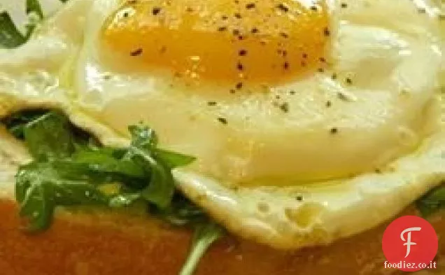 Panini all'uovo aperti con insalata di rucola
