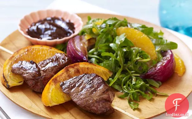 Spiedini di agnello speziati e insalata di arancia, cipolla e rucola