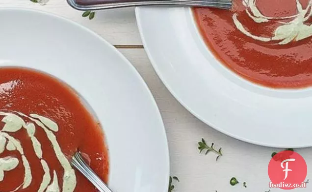 Zuppa di pomodoro refrigerata con Dea verde panna montata