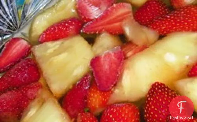Insalata di frutta di lime in uno stampo