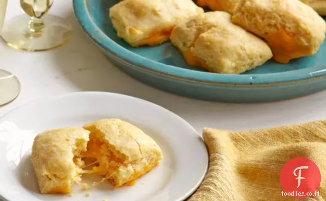 Biscotti di farina di mais ripieni di formaggio