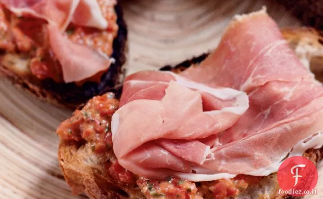 Bruschetta di Prosciutto, Pomodoro e Olive