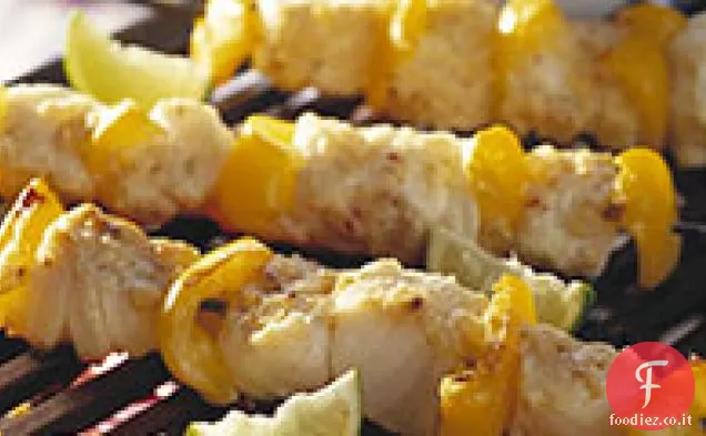 Spiedini di pesce e spiedini di lime