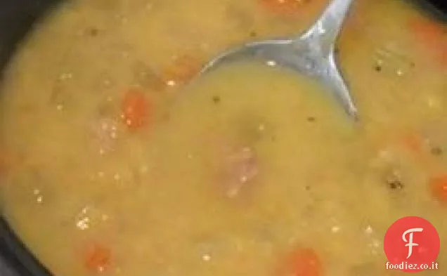 Zuppa di piselli spaccati giallo canadese con prosciutto