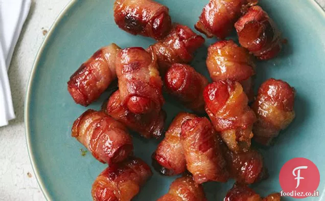 Morsi di hot dog avvolti nella pancetta