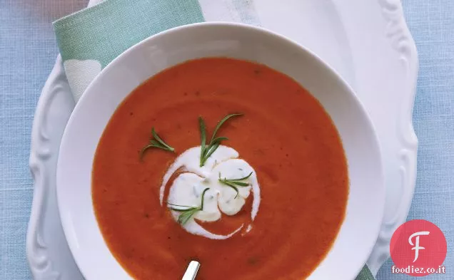 Zuppa di pomodoro refrigerata con dragoncello Crème Fraîche