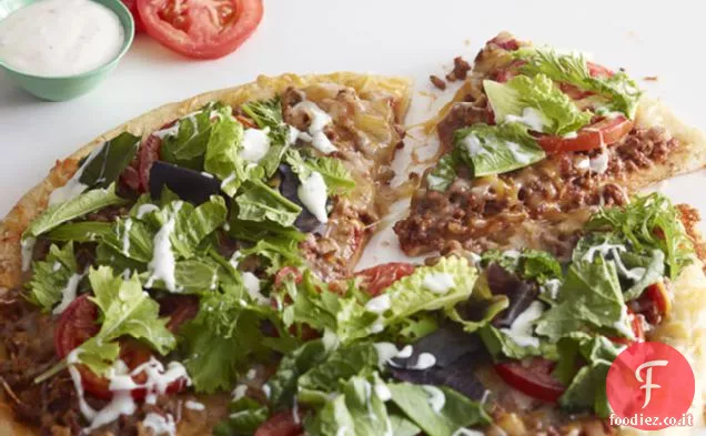 Pizza Taco condita con insalata