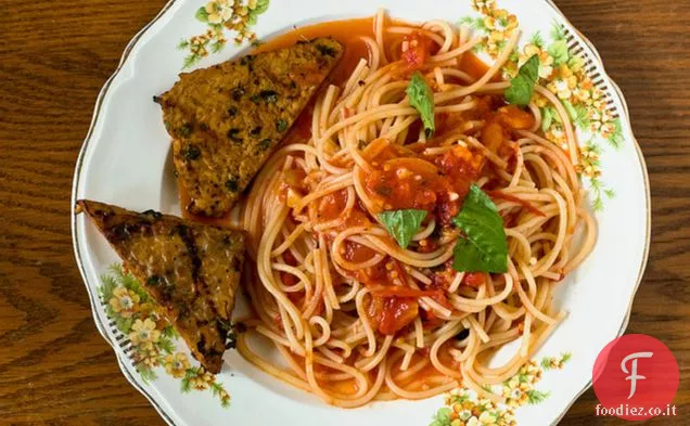 Spaghetti Pomodoro con Tempeh alla griglia