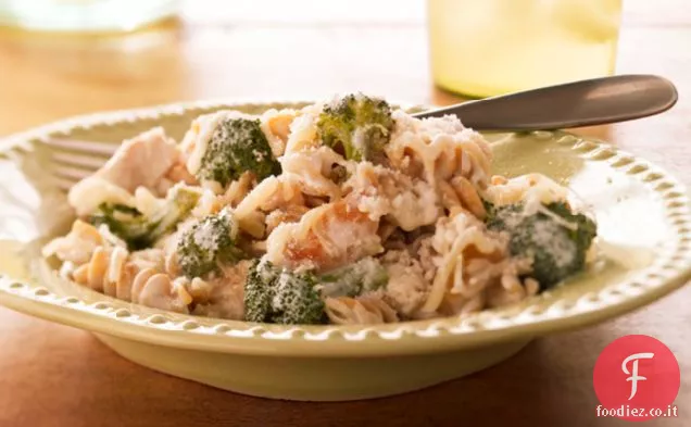 Pollo cremoso e pasta cuocere
