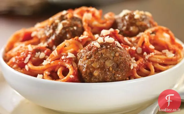 Spaghetti e polpette di parmigiano grattugiato fresco