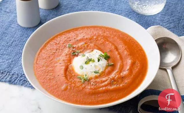Ricca zuppa di pomodoro arrosto
