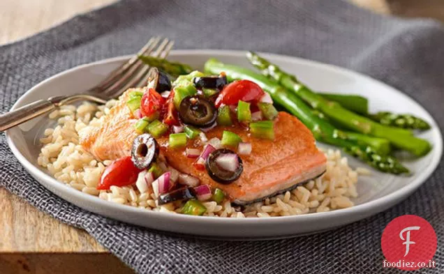 Salmone al forno con salsa di olive nere
