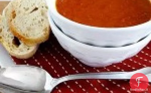 Zuppa di pomodoro arrosto con cipolla dolce