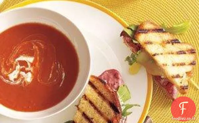 Zuppa di pomodoro con Roast Beef, cheddar e panini al rafano