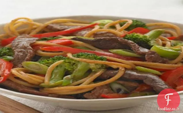 Ciotola di manzo e tagliatelle con verdure