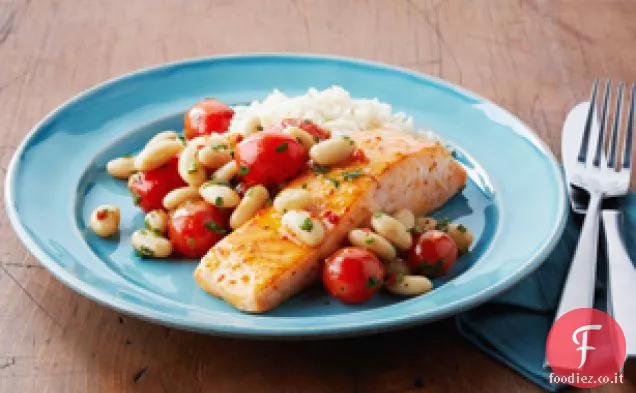 Salmone arrosto con insalata di fagioli e pomodori