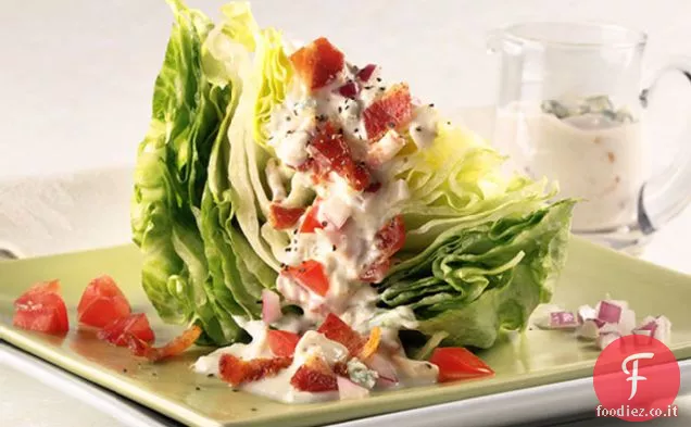 Insalata di cuneo con formaggio blu e pancetta
