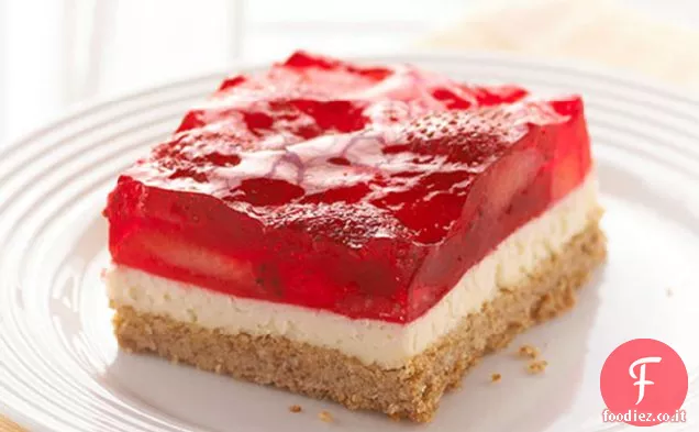 Quadrati di dessert di insalata di fragole e pretzel