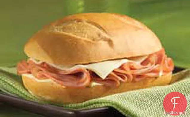 Prosciutto caldo e panino svizzero francese