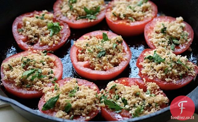 Pomodori al forno con briciole di pane integrale e timo