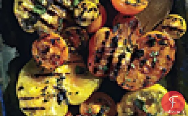 Pomodori Heirloom carbonizzati con erbe fresche