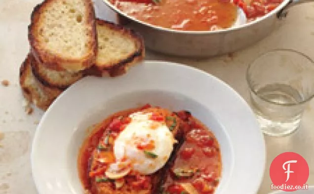 Zuppa di pomodoro con uova in camicia