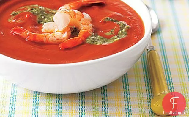 Zuppa di pomodoro refrigerata con gamberi e pesto