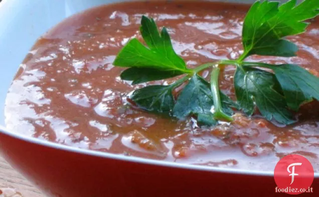 Zuppa di pomodoro con aglio arrosto ed erbe aromatiche