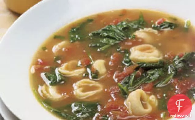 Tortellini all'aglio, spinaci e zuppa di pomodoro