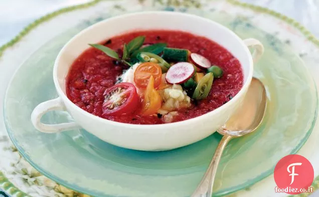 Zuppa di pomodoro estivo con formaggio di capra alle erbe