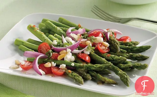 Insalata di asparagi, pomodori e formaggio di capra