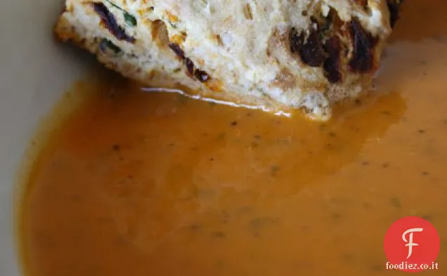 Zuppa di pomodoro piccante con parmigiano e focaccine di pomodoro essiccate al sole