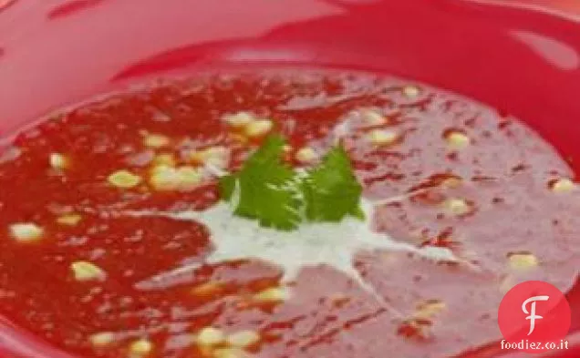 Zuppa di pomodoro refrigerata con turbinio di coriandolo e yogurt