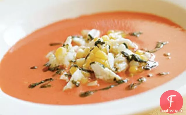 Zuppa di pomodoro refrigerata con insalata di granchio e Pistou