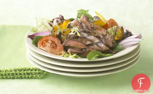 Bistecca alla griglia e insalata di verdure