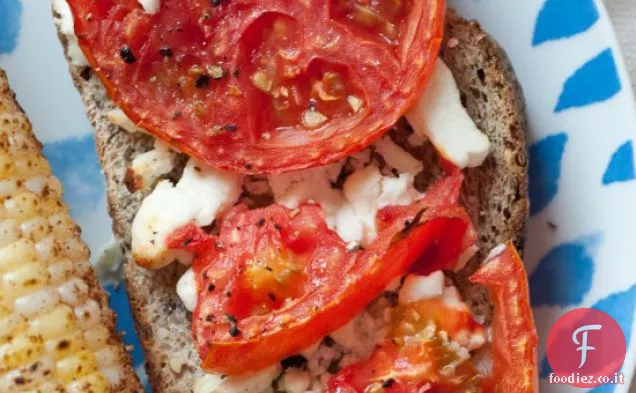 Toast al pomodoro e formaggio di capra
