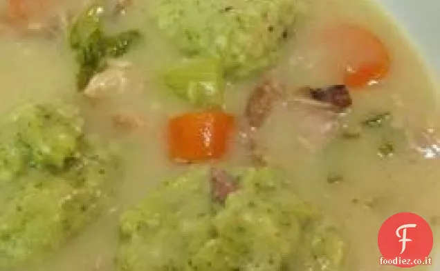 Zuppa di tacchino abbondante con gnocchi di prezzemolo