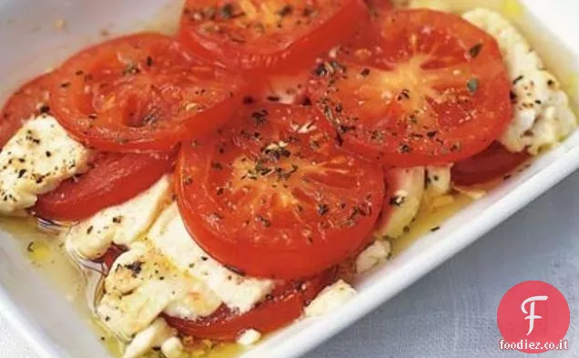 Feta al forno e pomodoro con insalata di erbe