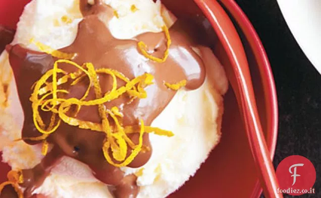 Gelato al cioccolato e salsa all'arancia