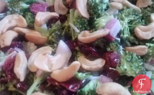 Deliziosa insalata di broccoli e mirtilli rossi