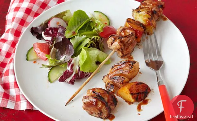 Carne di maiale e pesca Kabobs