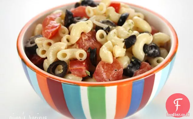 Insalata di maccheroni con pomodori