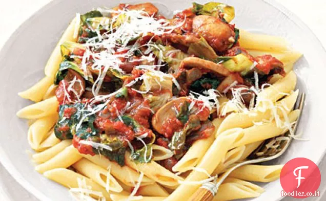 Pasta con salsa di pomodoro e funghi