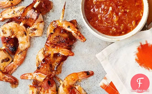 Kabobs di gamberetti avvolti in pancetta con salsa di chipotle all'arancia