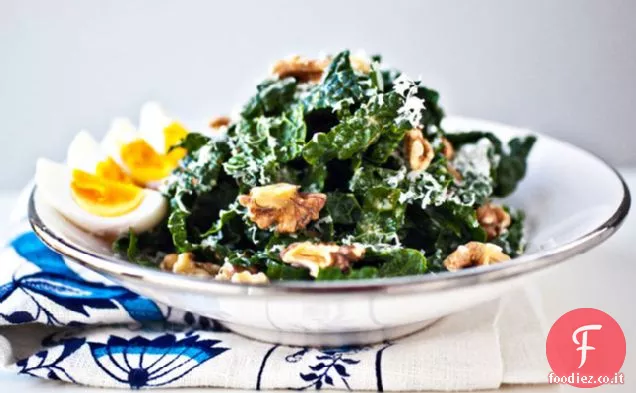 Insalata di cavolo con noci e uova alla coque