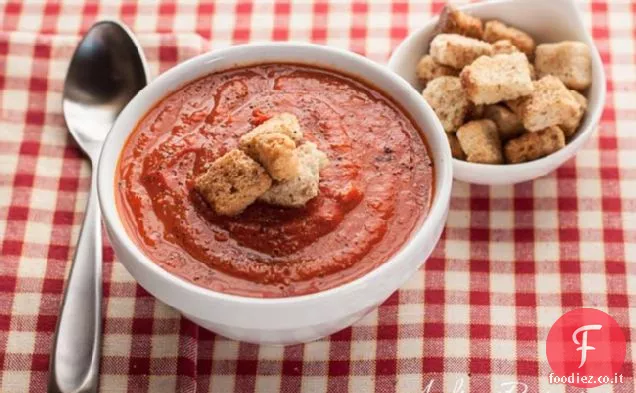 Zuppa di pomodoro con peperoni rossi arrostiti
