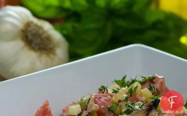 Insalata di pollo con mais, pomodori e salsa di formaggio di capra
